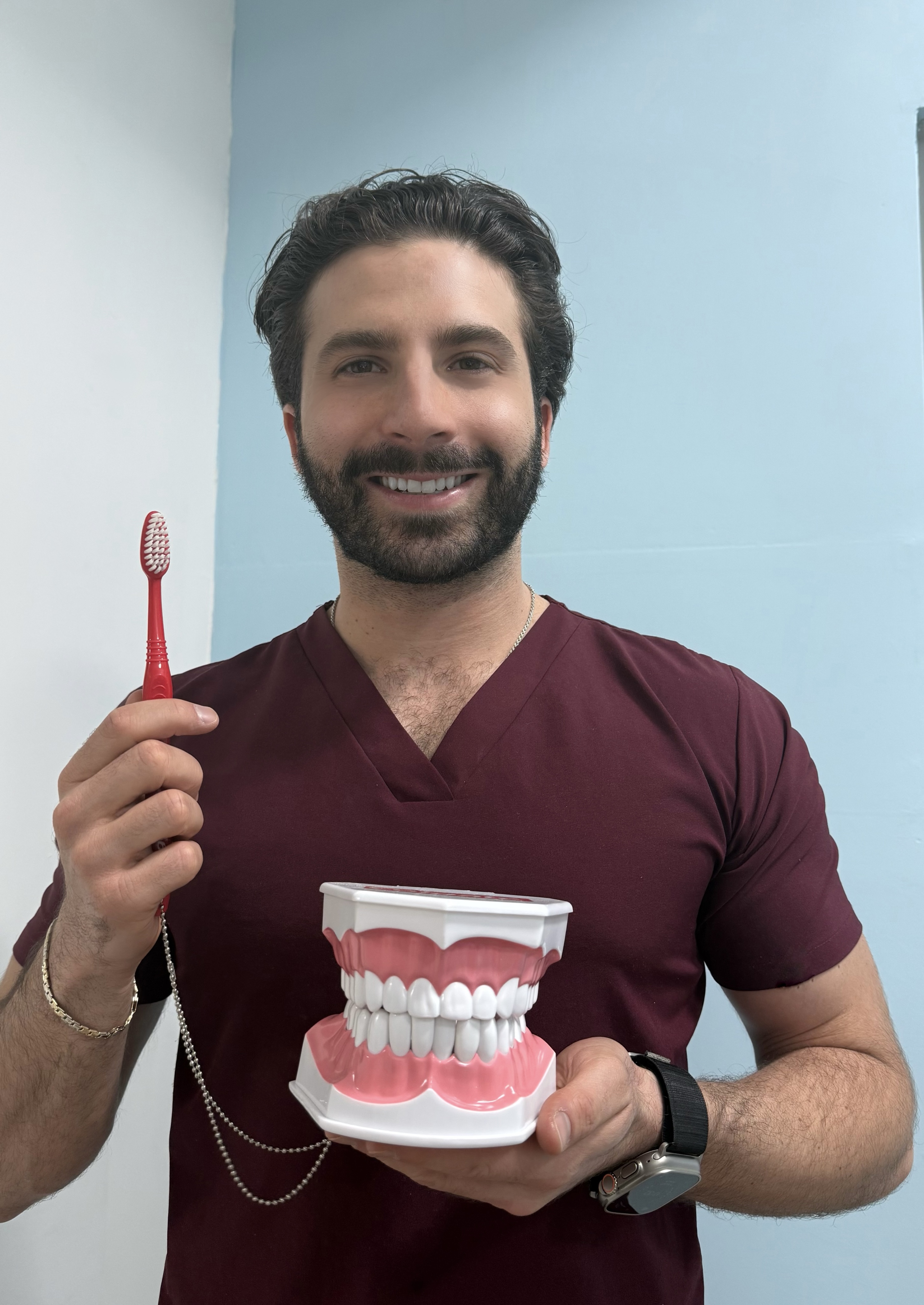 Dr. Alan Akerman explicando cuidado oral